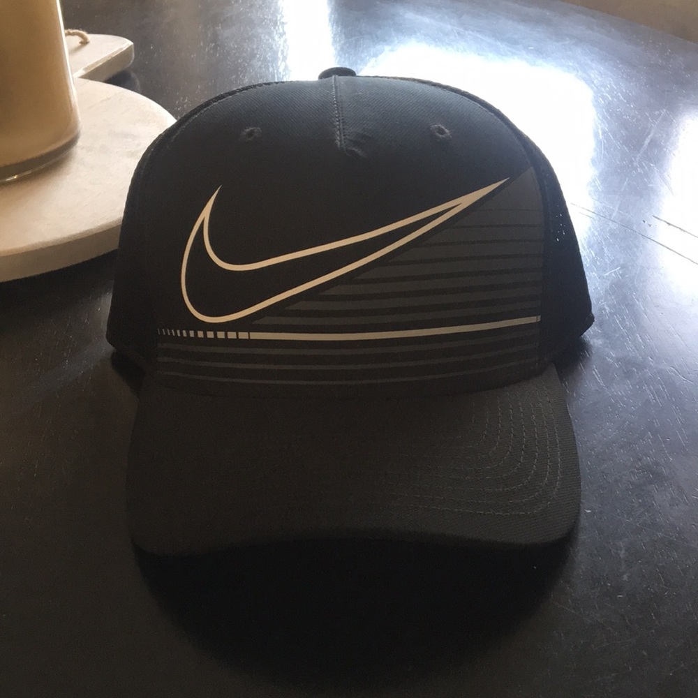 Nike black golf hat (worn once) size: small/medium